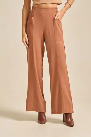 CALÇA EM LINHO ARIZONA RETA COM BOLSO E RECORTE FRONTAL CHOCOLATE P