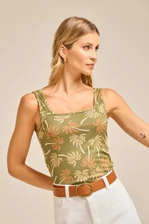 REGATA BÁSICA EM RIBANA CANELADA ESTAMPADA COM DECOTE QUADRADO BRISA VERDE P