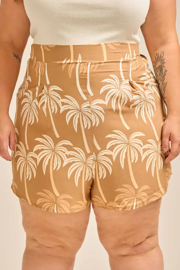 SHORT BÁSICO VISCOSE ESTAMPADA BARRADA COM PREGA E CÓS LISO NA FRENTE