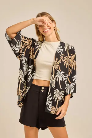 KIMONO BÁSICO VISCOSE ESTAMPADA BARRADA COM RECORTE E FAIXA PARA AMARRAÇÃO ILHA NOITE M