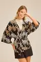 KIMONO BÁSICO VISCOSE ESTAMPADA BARRADA COM RECORTE E FAIXA PARA AMARRAÇÃO