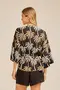 KIMONO BÁSICO VISCOSE ESTAMPADA BARRADA COM RECORTE E FAIXA PARA AMARRAÇÃO