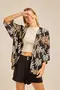 KIMONO BÁSICO VISCOSE ESTAMPADA BARRADA COM RECORTE E FAIXA PARA AMARRAÇÃO