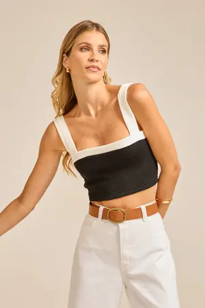 BLUSA CROPPED BÁSICA BICOLOR EM CANELADO ONDAS RECORTE E ALÇA LARGA PRETO G