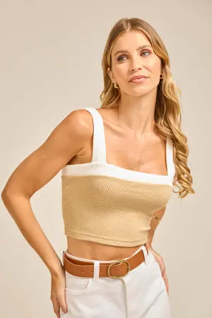 BLUSA CROPPED BÁSICA BICOLOR EM CANELADO ONDAS RECORTE E ALÇA LARGA BEGE P