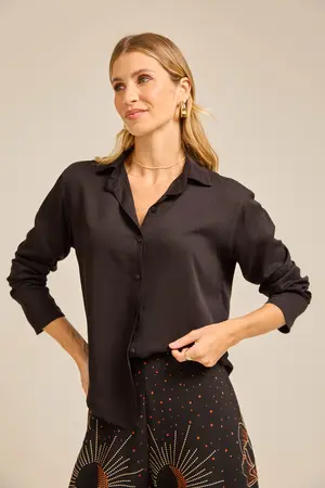 CAMISA CLÁSSICA COM ABOTOAMENTO PRETO M