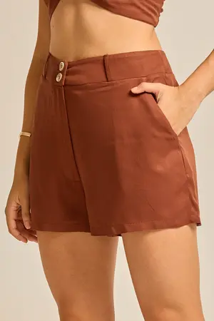 SHORT COM DOIS BOTÕES MARROM P