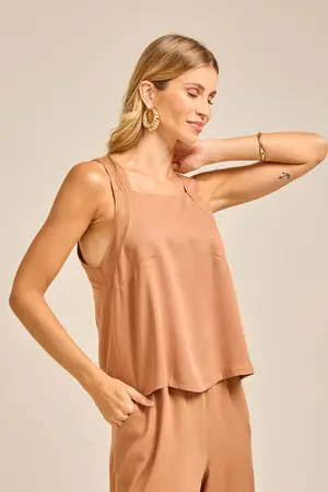 BLUSA COM RECORTE TOFFEE P