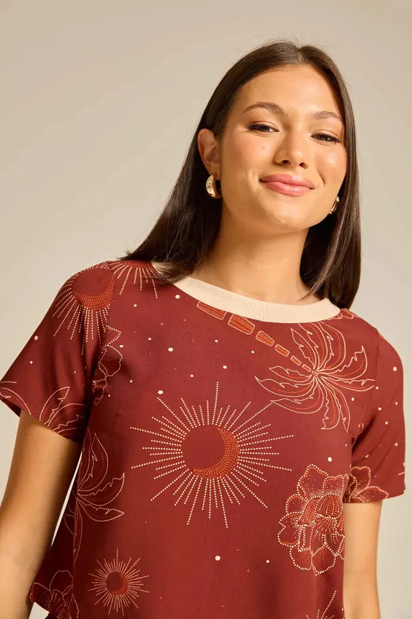 BLUSA VISCOSE ESTAMPADA COM GOLA RIBANA CANELADA