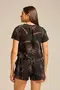 BLUSA VISCOSE ESTAMPADA COM GOLA RIBANA CANELADA