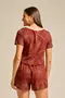 BLUSA VISCOSE ESTAMPADA COM GOLA RIBANA CANELADA