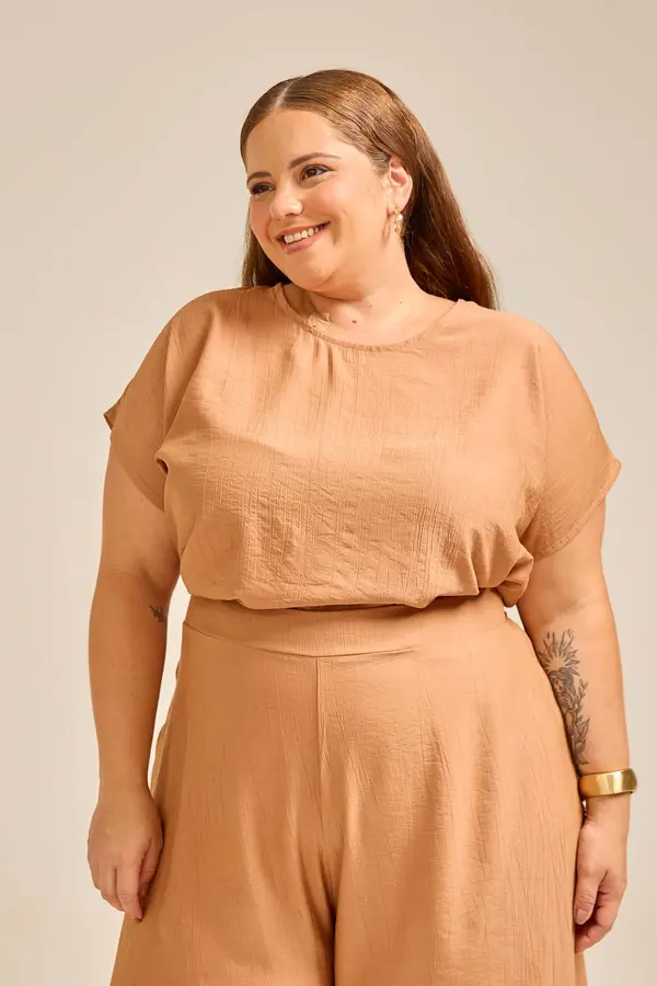 BLUSA ESSENCIAL COM MANGA JAPONESA