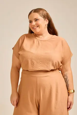BLUSA ESSENCIAL COM MANGA JAPONESA BEGE TOFFEE G1