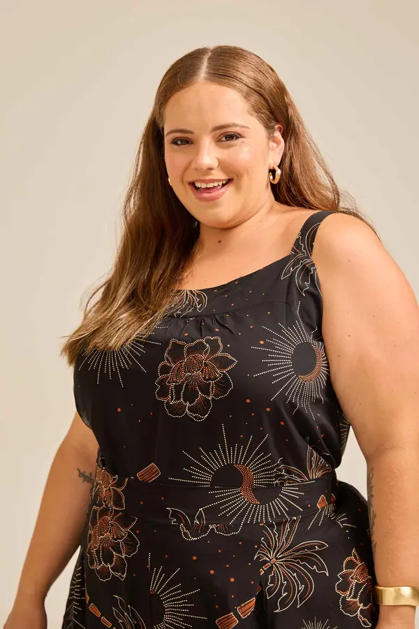 BLUSA VISCOSE ESTAMPADA COM ALÇA LARGA E RECORTE NO DECOTE