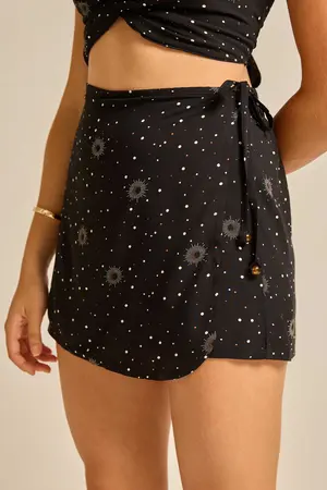 SHORT SAIA VISCOSE ESTAMPADA COM CORDINHA DE VIÉS NA LATERAL E PONTEIRA CÉU ESTRELADO ESCURO P
