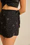 SHORT SAIA VISCOSE ESTAMPADA COM CORDINHA DE VIÉS NA LATERAL E PONTEIRA