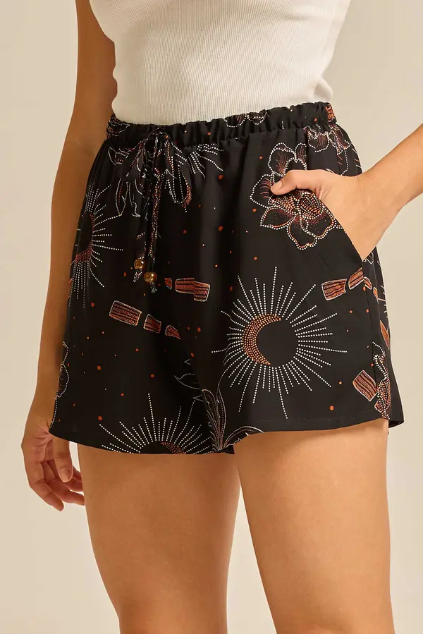 SHORT VISCOSE ESTAMPADA COM BOLSO E CORDINHA DE VIÉS COM PONTEIRA