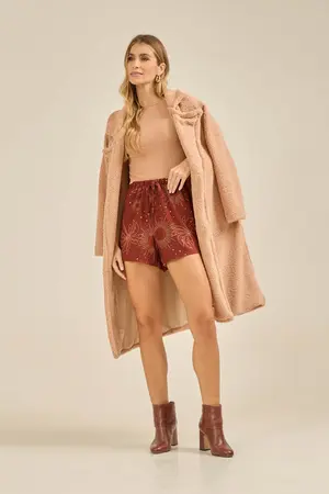 SHORT VISCOSE ESTAMPADA COM BOLSO E CORDINHA DE VIÉS COM PONTEIRA SOL DA MEIA-NOITE CASTANHO P