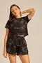 SHORT VISCOSE ESTAMPADA COM BOLSO E CORDINHA DE VIÉS COM PONTEIRA