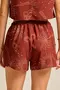 SHORT VISCOSE ESTAMPADA COM BOLSO E CORDINHA DE VIÉS COM PONTEIRA