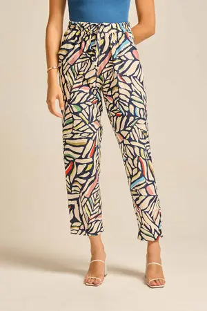 CALÇA CENOURA VISCOSE ESTAMPADA COM BOLSO E CORDINHA DE VIÉS REFLEXOS P