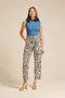 CALÇA CENOURA VISCOSE ESTAMPADA COM BOLSO E CORDINHA DE VIÉS