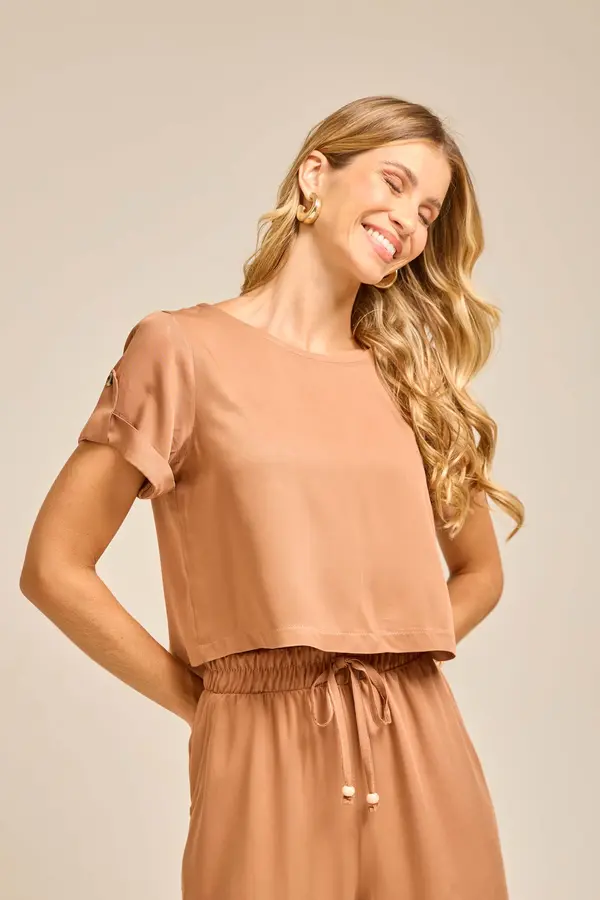 BLUSA BÁSICA EM TWILL COM MARTINGALE E BOTÃO
