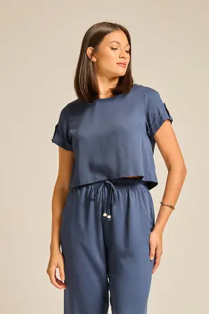 BLUSA BÁSICA EM TWILL COM MARTINGALE E BOTÃO MARINHO M