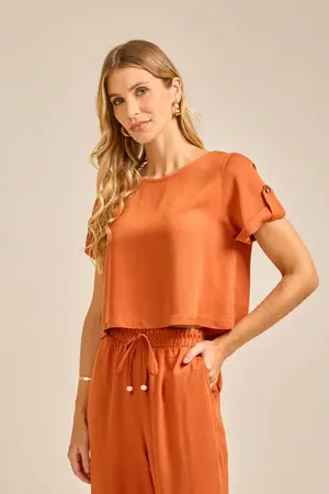 BLUSA BÁSICA EM TWILL COM MARTINGALE E BOTÃO ÂMBAR P