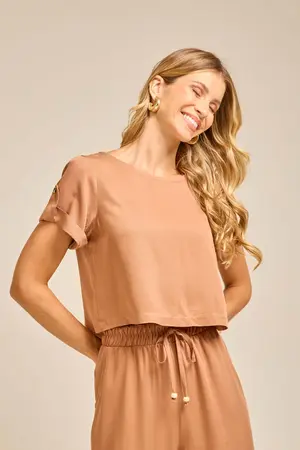 BLUSA BÁSICA EM TWILL COM MARTINGALE E BOTÃO BEGE TOFFEE P