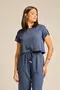 BLUSA BÁSICA EM TWILL COM MARTINGALE E BOTÃO