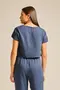 BLUSA BÁSICA EM TWILL COM MARTINGALE E BOTÃO