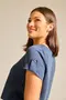 BLUSA BÁSICA EM TWILL COM MARTINGALE E BOTÃO