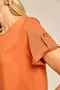 BLUSA BÁSICA EM TWILL COM MARTINGALE E BOTÃO