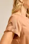 BLUSA BÁSICA EM TWILL COM MARTINGALE E BOTÃO