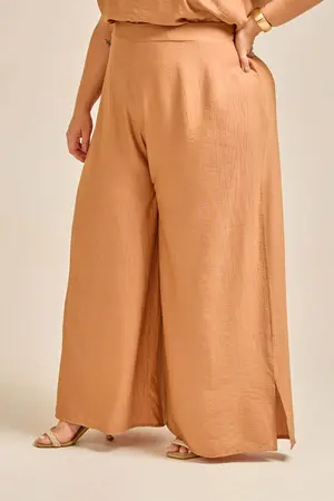 CALÇA RETA ESSENCIAL COM FENDA LATERAL