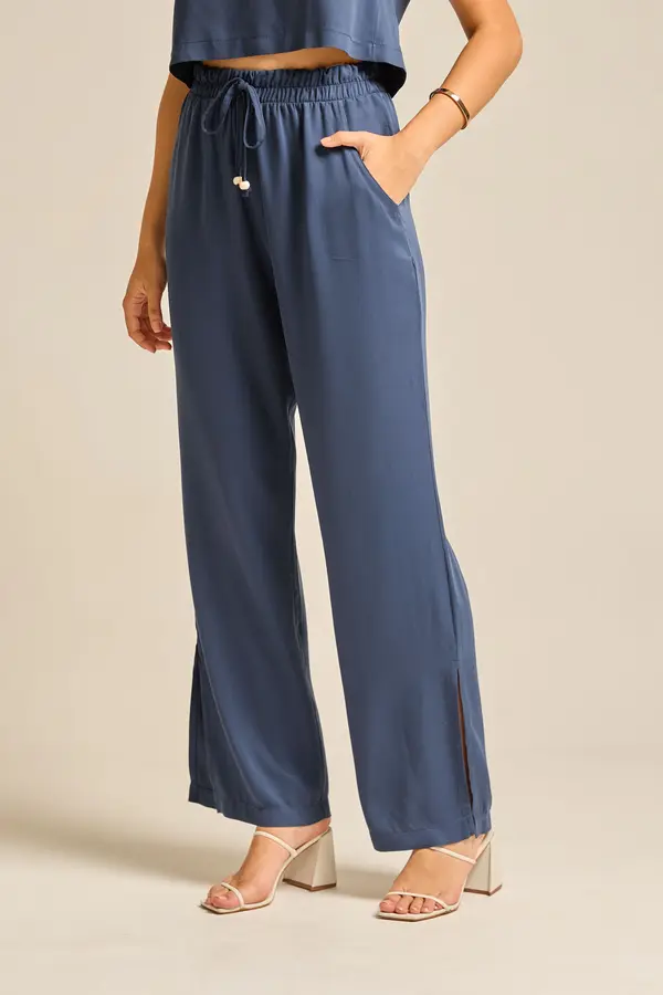 CALÇA EM TWILL COM FENDA LATERAL E BOLSO COM CORDINHA DE VIÉS E PONTEIRA