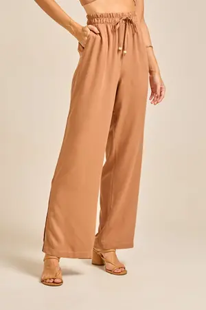 CALÇA EM TWILL COM FENDA LATERAL E BOLSO COM CORDINHA DE VIÉS E PONTEIRA BEGE TOFFEE P