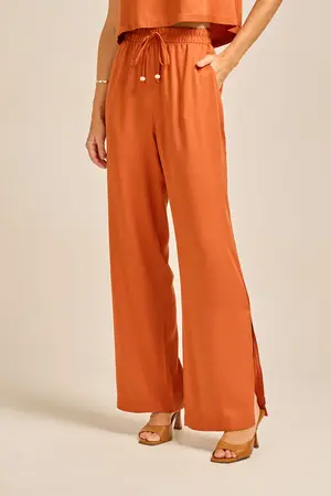CALÇA EM TWILL COM FENDA LATERAL E BOLSO COM CORDINHA DE VIÉS E PONTEIRA ÂMBAR G