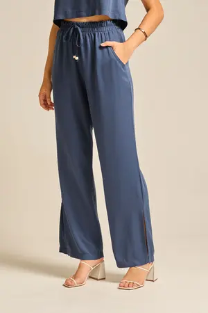 CALÇA EM TWILL COM FENDA LATERAL E BOLSO COM CORDINHA DE VIÉS E PONTEIRA MARINHO M