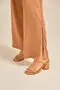 CALÇA EM TWILL COM FENDA LATERAL E BOLSO COM CORDINHA DE VIÉS E PONTEIRA