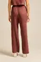 CALÇA EM TWILL COM FENDA LATERAL E BOLSO COM CORDINHA DE VIÉS E PONTEIRA