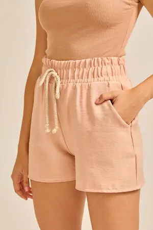 SHORT EM WOVEN LERIS TWILL COM CÓS LARGO E CADARÇO CRÚ SÂNDALO G