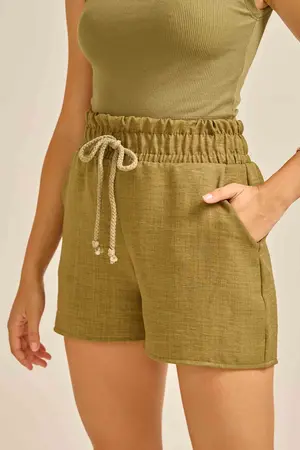 SHORT EM WOVEN LERIS TWILL COM CÓS LARGO E CADARÇO CRÚ VERDE SÁLVIA M