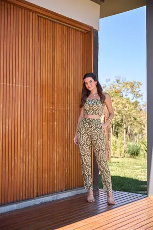 CALÇA CENOURA VISCOSE ESTAMPADA COM FAIXA E BOLSO