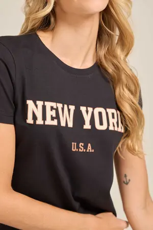 T-SHIRT BÁSICA EM MEIA MALHA COM ESTAMPA E DECOTE REDONDO PRETO P
