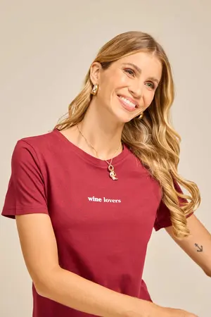 T-SHIRT BÁSICA EM MEIA MALHA COM ESTAMPA E DECOTE REDONDO MARSALA P