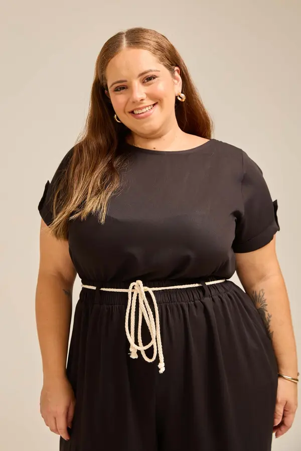 BLUSA BÁSICA EM TWILL COM MARTINGALE E BOTÃO