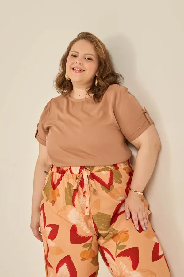 BLUSA BÁSICA EM TWILL COM MARTINGALE E BOTÃO