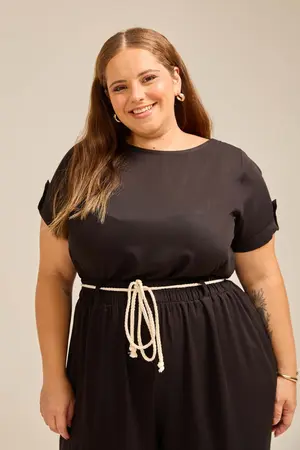 BLUSA BÁSICA EM TWILL COM MARTINGALE E BOTÃO PRETO G1
